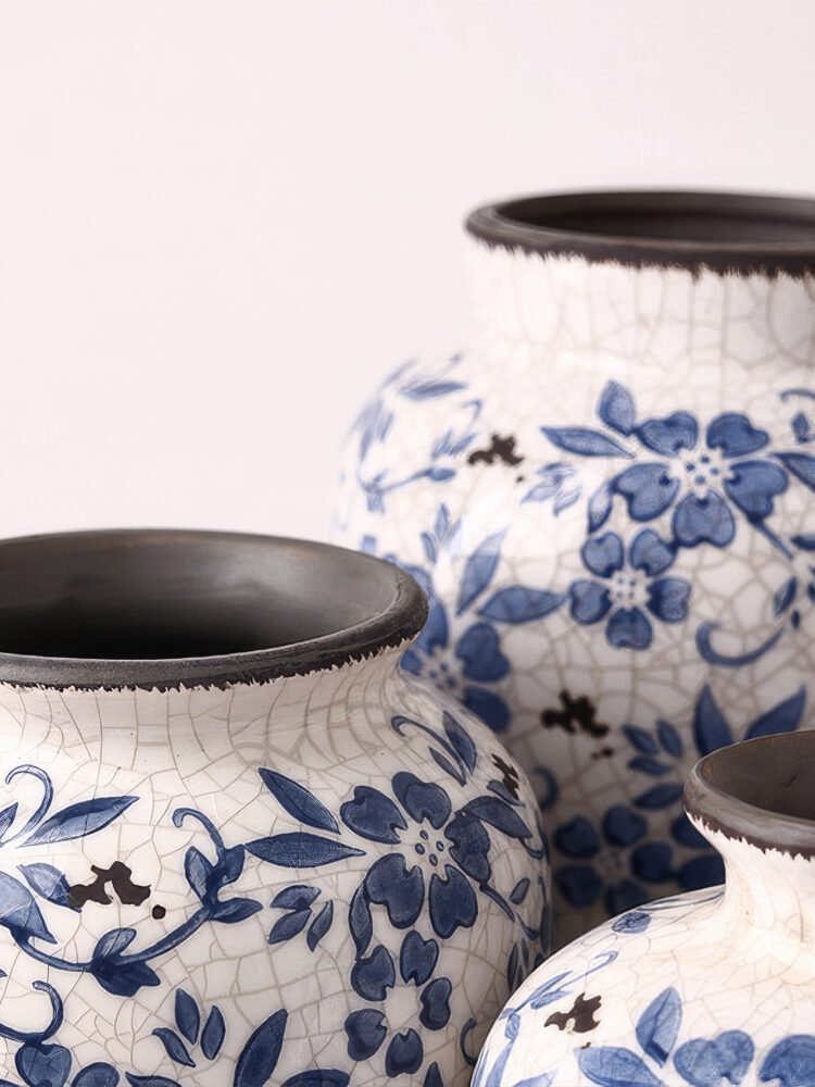 Classic ice crackle glaze blue and white porcelain vase