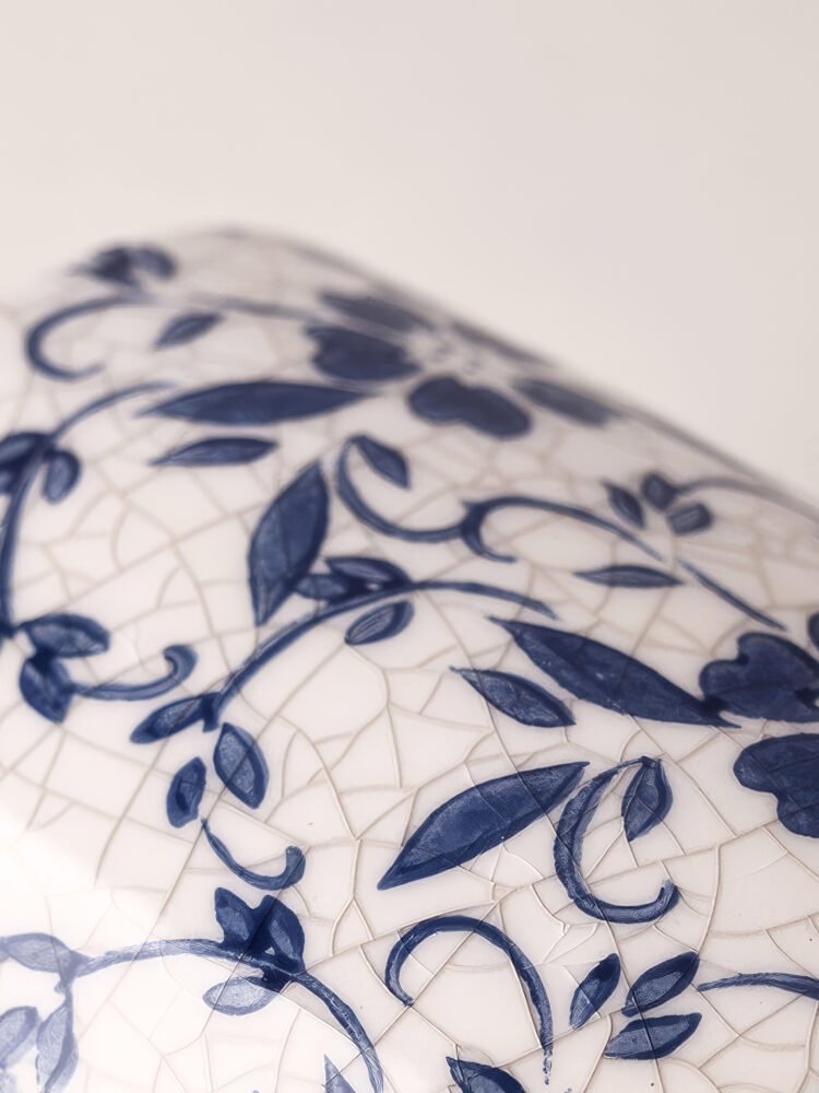 Classic ice crackle glaze blue and white porcelain vase