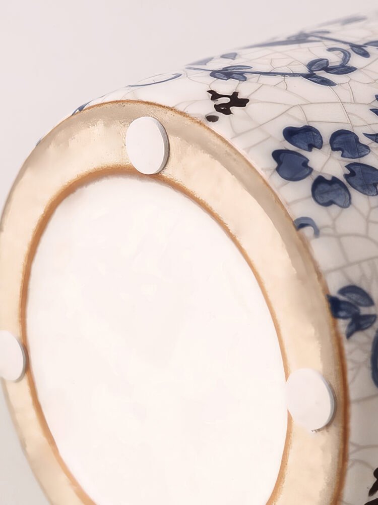 Classic ice crackle glaze blue and white porcelain vase