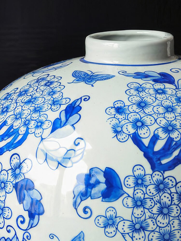 Traditional ink wash blue and white porcelain bottle vase