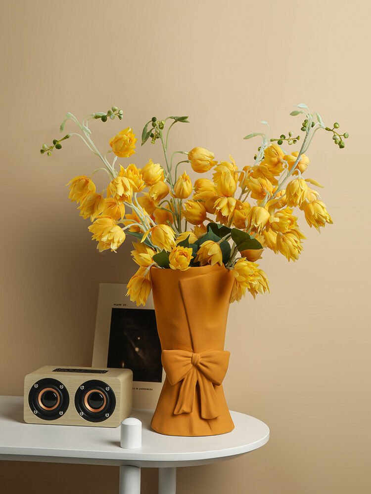 Bow-shaped bouquet vase