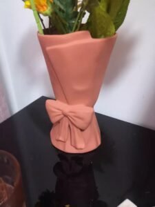 Bow-shaped bouquet vase