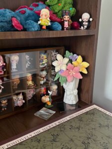 Bow-shaped bouquet vase