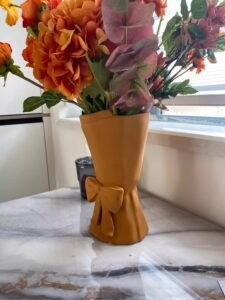 Bow-shaped bouquet vase